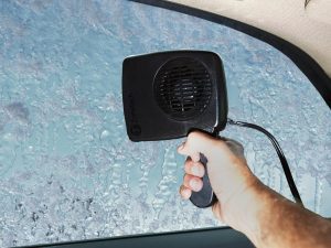užsalusių langų nupūtėjas automobiliui
